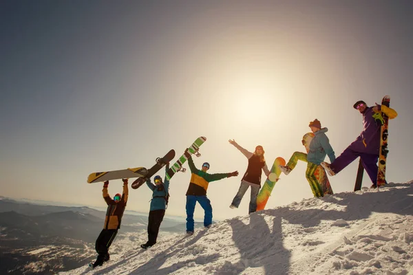 Ομάδα Χαρούμενων Φίλων Διασκεδάζουν Παίζοντας Στο Χιόνι Σκι Και Snowboard — Φωτογραφία Αρχείου