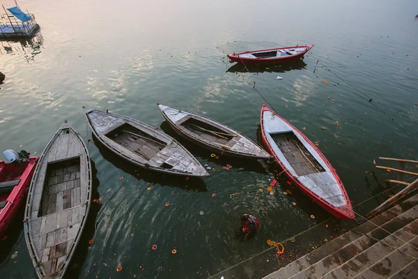 Gamla Båtar Och Bad Ganga Älv Varanasi Indien — Stockfoto