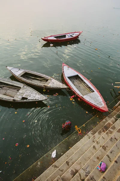 Gamla Båtar Och Kvinnor Simmar Ganga Floden Varanasi Indien — Stockfoto