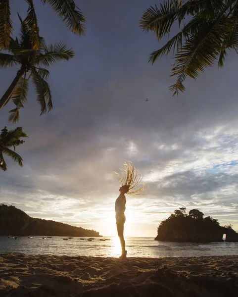 Gün Batımında Palm Tropikal Plajda Baş Aşağı Örgü Takan Kadın — Stok fotoğraf