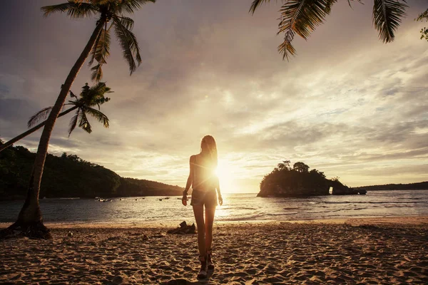 Silhouette Femmina Godendo Sulla Spiaggia Tropicale Palma Tramonto — Foto Stock