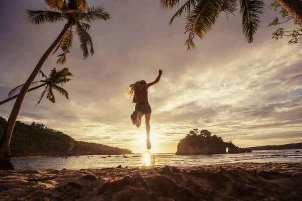 Silhuett Kvinnliga Hoppa Och Njuta Palm Tropisk Strand Vid Solnedgången — Stockfoto