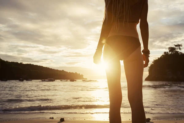 Silhueta Salto Feminino Apreciando Praia Tropical Palma Pôr Sol — Fotografia de Stock
