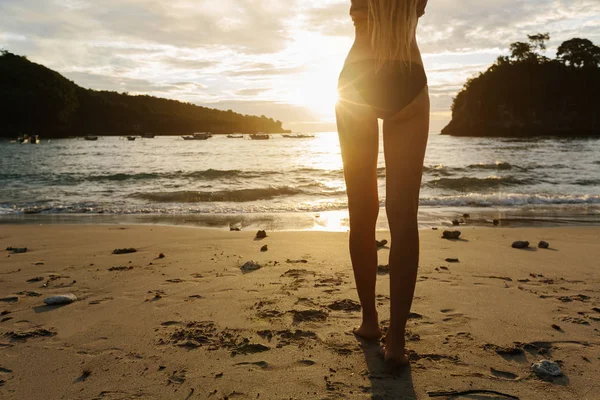 Silueta Salto Femenino Disfrutando Playa Tropical Palmeras Atardecer — Foto de Stock