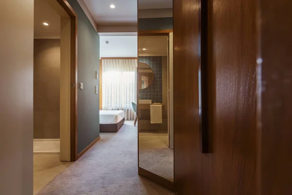 Mały Luksusowy Pokój Hotelowy Otwartymi Drzwiami Łazienki Drewnianą Szafą Korytarzu — Zdjęcie stockowe