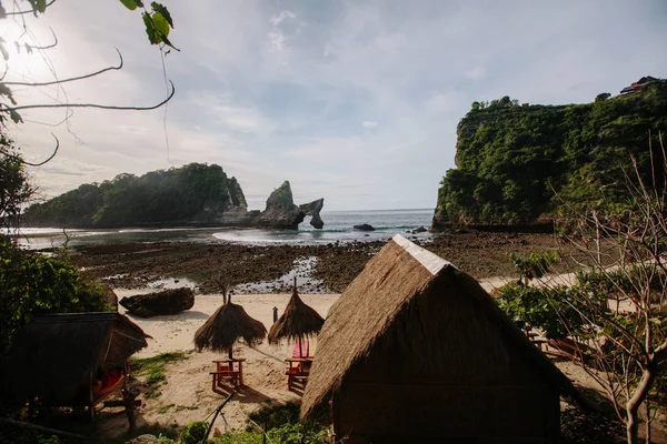 Székek Esernyők Természetes Házak Gyönyörű Trópusi Strandon Nusa Penida Indonézia — Stock Fotó