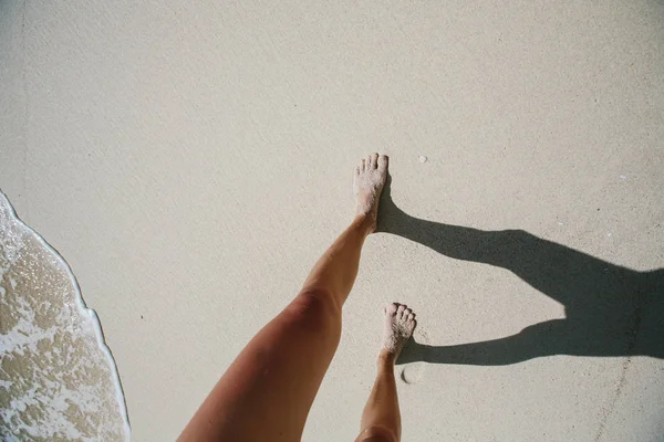 Weibliche Beine Und Schatten Auf Meeressand Meereswelle Sommer Sonniger Tag — Stockfoto