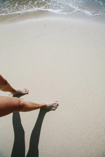 Dişi Bacakları Gölgesi Deniz Kumu Okyanus Dalgası Yaz Güneşli Günü — Stok fotoğraf