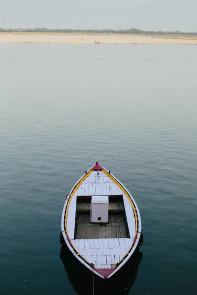 Μοναχική Βάρκα Στη Λίμνη — Φωτογραφία Αρχείου