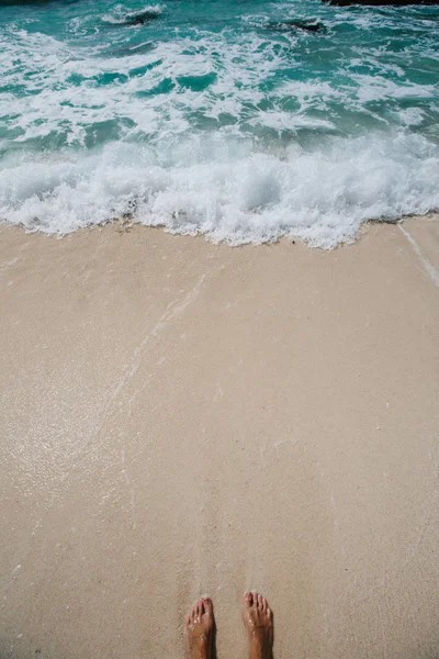 Pernas Femininas Sombra Areia Mar Onda Oceano Verão Dia Ensolarado — Fotografia de Stock