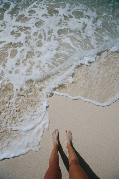 Θηλυκά Πόδια Στην Άμμο Της Θάλασσας Κύμα Του Ωκεανού Ηλιόλουστη — Φωτογραφία Αρχείου