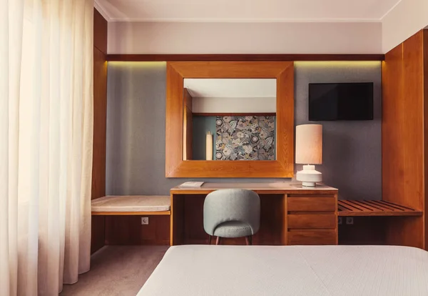 Lille Hotelværelse Interiør Med Blå Farver Væg Træelementer Design - Stock-foto