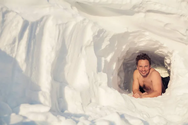Αστείος Άνθρωπος Γυμνό Κορμό Φαίνεται Έξω Από Χιόνι Σπηλιά Πρωί — Φωτογραφία Αρχείου