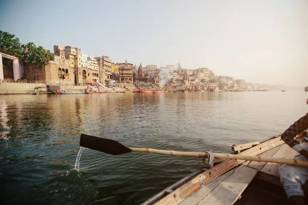 Ganga Folyó Varanasi Ghats Reggeli Kilátás Épületek Folyó Csónak Tüzekből — Stock Fotó