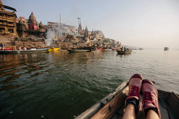 Río Ganga Varanasi Ghats Vista Mañana Con Edificios Río Barco —  Fotos de Stock