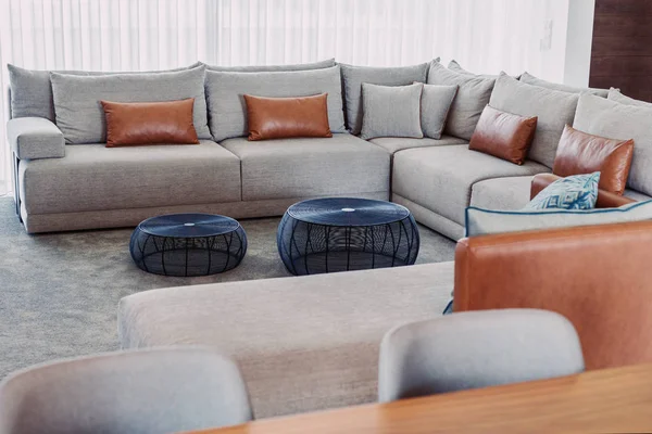 Sofá Cinza Com Travesseiros Castanhos Interior Moderno Sala Estar — Fotografia de Stock