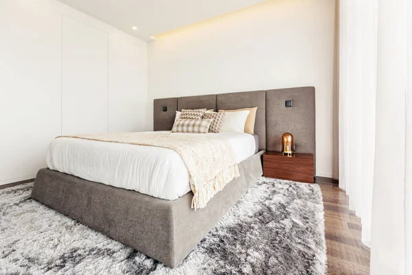 Basit Yatak Odası Tasarımı Gri Beyaz Renkler — Stok fotoğraf