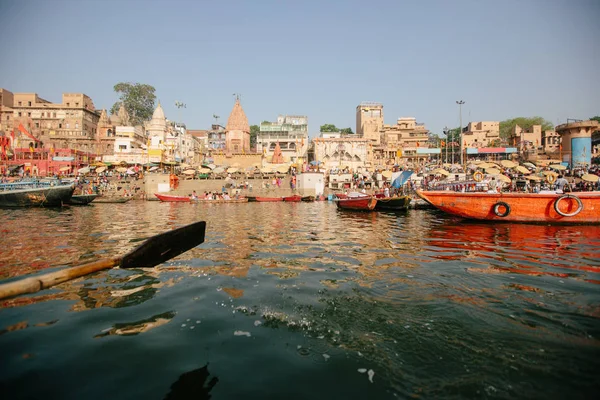 Ganga Ποταμού Και Varanasi Ghats Θέα Πρωί Από Την Όχθη — Φωτογραφία Αρχείου