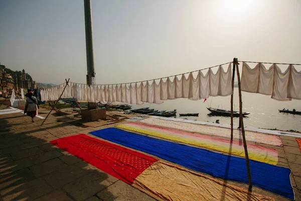 Colourful Laundry Drying Rope Ground Sunny Day Varanasi City — Stock Photo, Image