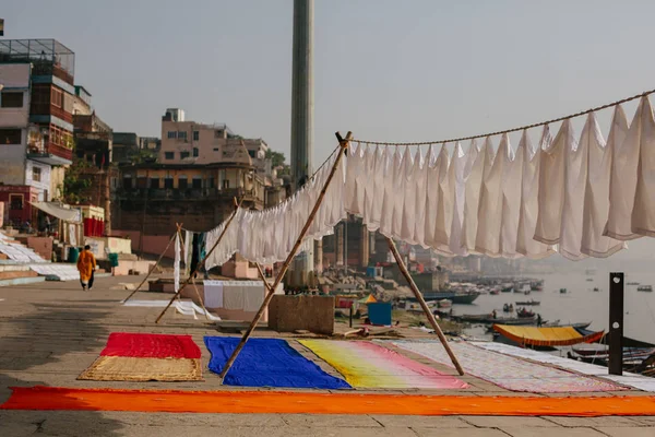 Colorido Secado Ropa Cuerda Tierra Afuera Día Soleado Ciudad Varanasi —  Fotos de Stock