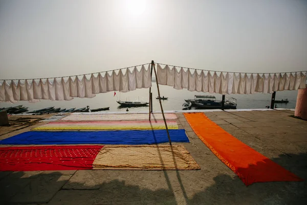 Colourful Laundry Drying Rope Ground Sunny Day Varanasi City — Stock Photo, Image