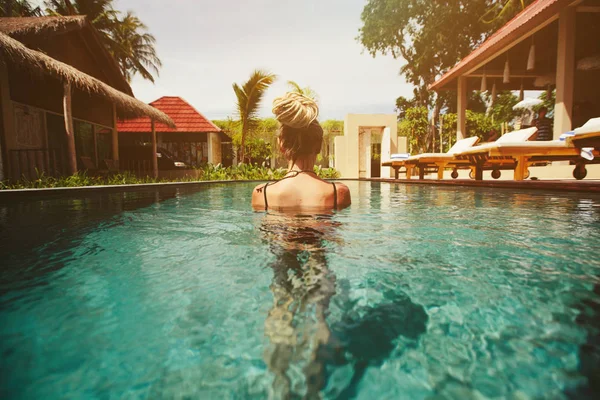 Mujer Nadando Relajándose Piscina Tropical Aire Libre Día Soleado Verano — Foto de Stock