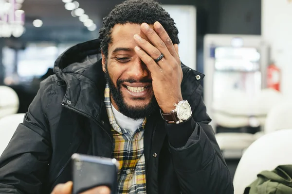 Glücklich Mann Gemischte Rasse Dunkle Haut Afrikanische Haare Sprechen Videochat — Stockfoto