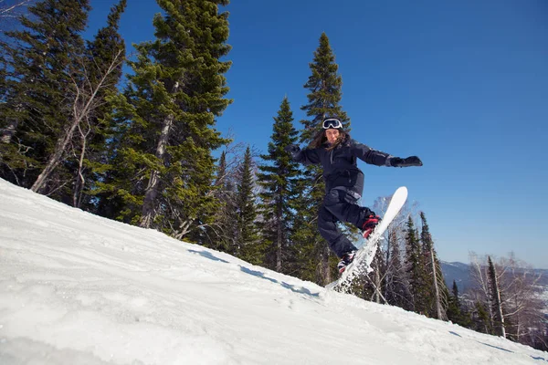 Snowboard Hombre Divertirse Saltar Nieve Deportes Invierno Vacaciones Montañas Cielo —  Fotos de Stock