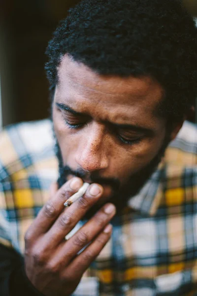 Retrato Tipo Fumar Cigarro Homem Raça Mista Com Cabelo Africano — Fotografia de Stock