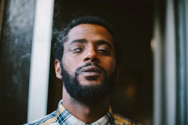 Retrato Tipo Fumar Cigarro Homem Raça Mista Com Cabelo Africano — Fotografia de Stock