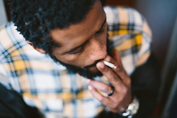 Porträt Eines Zigarettenrauchers Mischling Mit Afrikanischen Haaren Dunkler Haut Und — Stockfoto