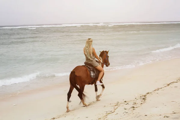 Γυναίκα Φορώντας Πλεξούδες Χτένισμα Ιππασία Άλογο Στη Θάλασσα Ακτή — Φωτογραφία Αρχείου