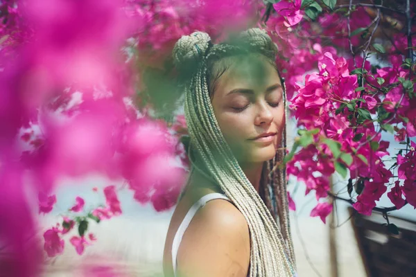 Plajda Pembe Çiçeklerle Örgü Ören Genç Bir Kadının Portresi — Stok fotoğraf