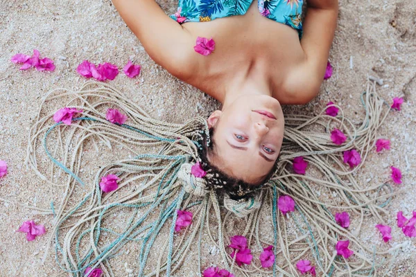 Молода Жінка Стилі Коси Лежить Морському Березі Рожевими Квітами Волоссі — стокове фото