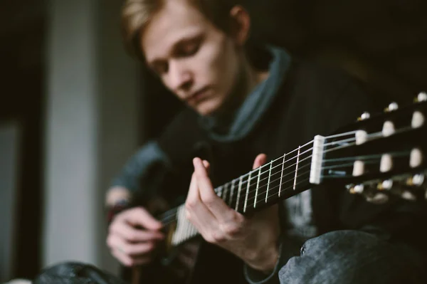 Gitar Çalan Genç Bir Gitarist — Stok fotoğraf