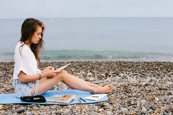 Kobieta Siedząca Rysująca Pastele Brzegu Morza Wakacje Morzu Czarnym — Zdjęcie stockowe
