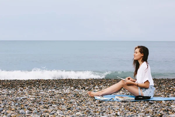 Woman Seating Drawing Pastels Sea Shore Holiday Vacation Black Sea — ストック写真