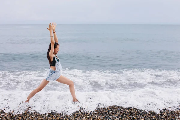 Сміється Жінка Робить Вправи Йоги Морському Березі — стокове фото