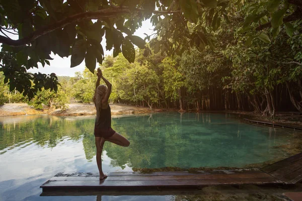 Woman Doing Yoga Emerald Pool Morakot Krabi Thailand Crystal Clear — Stock Photo, Image