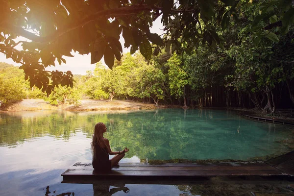 Mulher Sentada Fazendo Ioga Perto Emerald Pool Morakot Krabi Tailândia — Fotografia de Stock