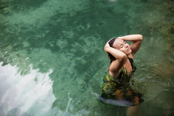 Nuoto Femminile Nel Lago Smeraldo Tropicale Relax Godere Bellezza — Foto Stock