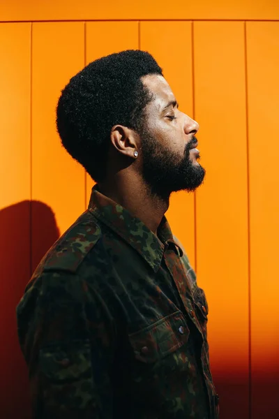 Mestiço Africano Com Barba Retrato Sobre Fundo Laranja — Fotografia de Stock