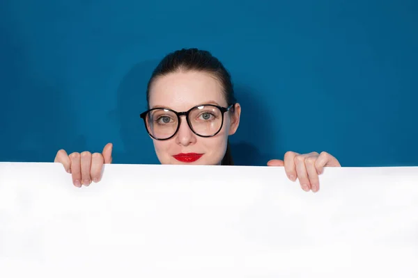 Jeune Femme Portant Des Lunettes Gardant Papier Blanc Fond Bleu — Photo