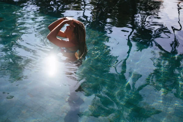 Vrouw Ontspannen Tropisch Zwembad Buiten Zomer Zonnige Dag — Stockfoto