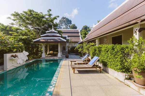 Piscina Privada Perto Villa Luxo Verão Ensolarado Viagem Férias — Fotografia de Stock