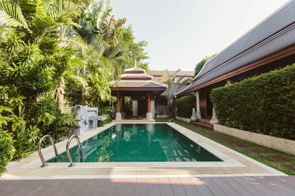 Piscina Privada Perto Villa Luxo Verão Ensolarado Viagem Férias — Fotografia de Stock