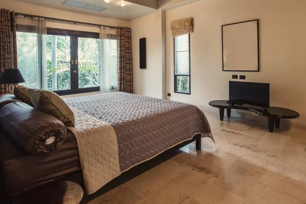 Lüks Villada Modern Yatak Odası Büyük Pencere Aydınlık Alan Mermer — Stok fotoğraf