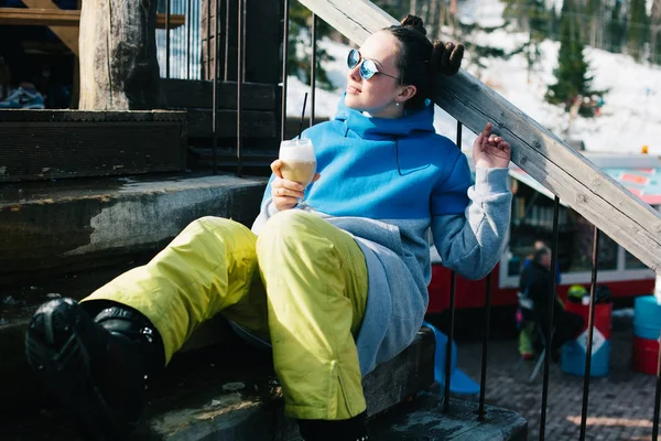 Ung Kvinna Snowboardåkare Bär Solglasögon Dricka Kaffe Från Glas Mössa — Stockfoto