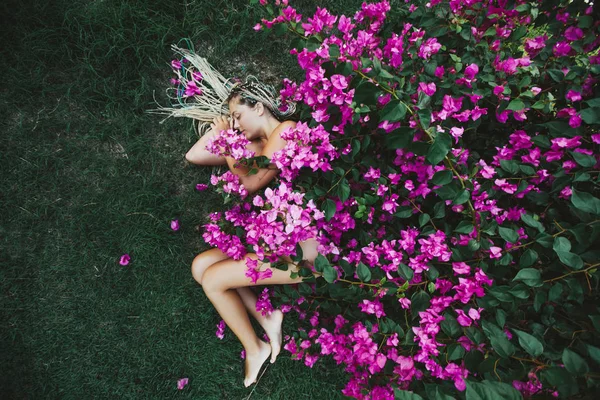 Schöne Weibliche Schlafen Freien Der Natur Unter Bougainvillea Blumen — Stockfoto