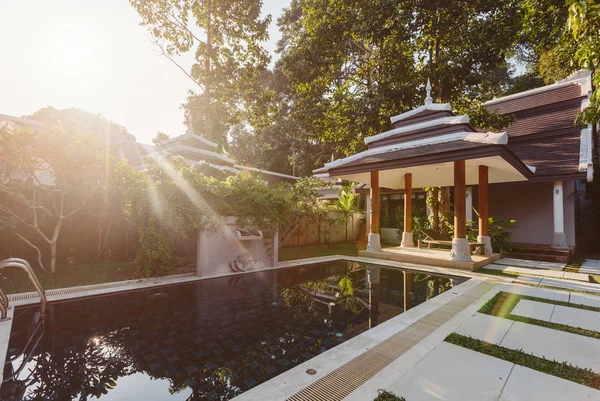 Saját Medence Fülkével Napozóágyakkal Egzotikus Pálmafákkal Luxus Villa Közelében — Stock Fotó